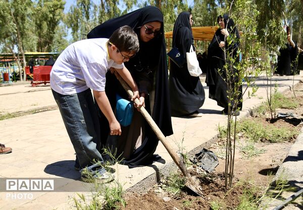 آیین کاشت 168 نهال به یاد دانش‌آموزان شهید میناب در اردوگاه 15خرداد قم