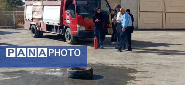 آموزش آتش نشانی و اقدامات ایمنی در دبیرستان حضرت خدیجه (س) جعفریه
