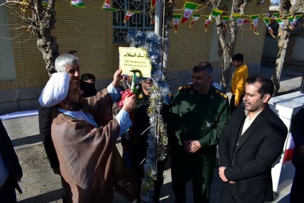 نواخته شدن زنگ انقلاب در مدرسه نمونه دولتی شهید علی آزادی خواه