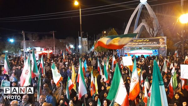 آسمان نورآباد لرستان با حضور پرشور مردم در هفتاد و پنجمین شب بیعت رهبری روشن شد