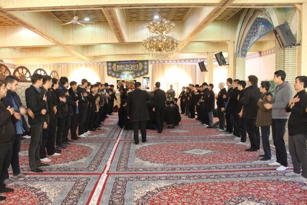 عزاداری دانش‌آموزان برای حضرت زهرا (س) در کنار مزار شهید گمنام