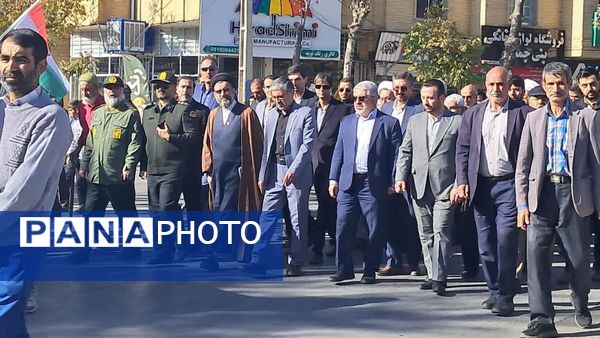 راهپیمایی بزرگ ۱۳ آبان در شازند؛ حضور گسترده مردم و دانش‌آموزان در حمایت از آرمان‌های انقلاب