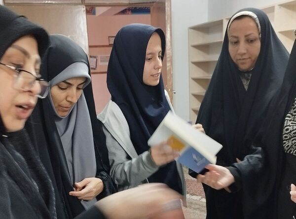 صدای ورق زدن کتاب، نوای دبیرستان شاهد تکتم در هفته کتاب