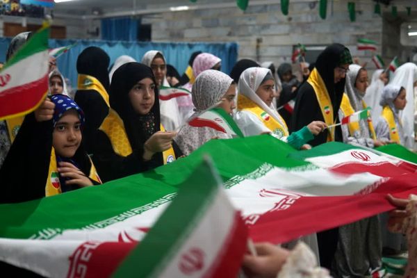 اعتکاف دانش‌آموزی با توزیع بسته «ایرانمون»