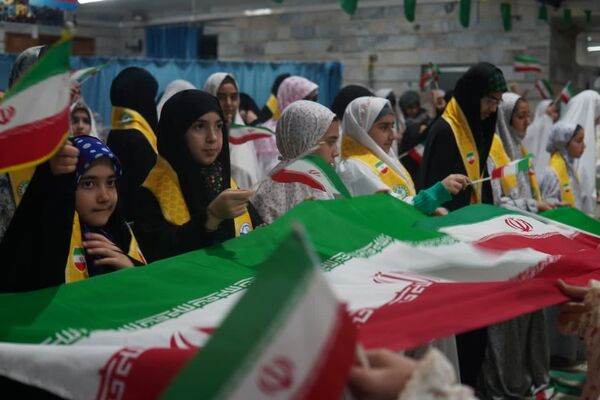 اعتکاف دانش‌آموزی با توزیع بسته «ایرانمون»