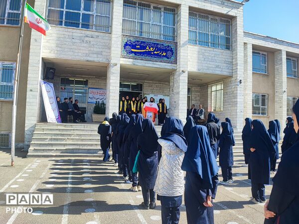هفته سلامت روان در مدرسه بعثت با محوریت انتخاب همیار مشاور