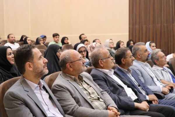 آیین تجلیل از اعضای ستاد سومین جشنواره استانی تئاتر خیابانی کودک و نوجوان‌ در دلیجان
