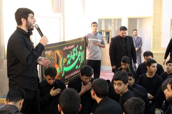 عزاداری دانش‌آموزان برای حضرت زهرا (س) در کنار مزار شهید گمنام