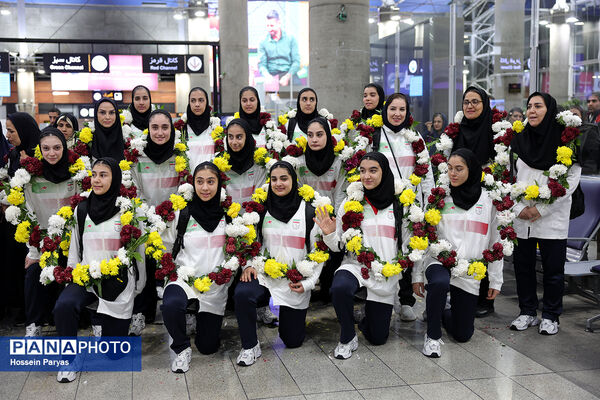 بازگشت طلایی‌پوشان بلندقامت دانش‌آموز ایران با کاپ قهرمانی