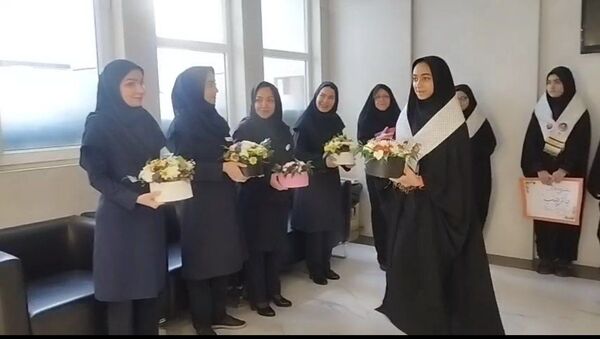 قدردانی  دختران پیشتاز دبیرستان شاهد تکتم از فرشتگان سفیدپوش بیمارستان ۱۷شهریور مشهد