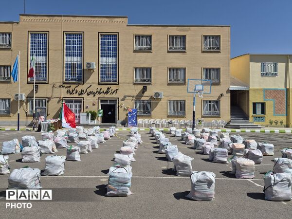 توزیع 3 هزار و 700 بسته نوشت‌افزار میان دانش‌آموزان نیازمند نیشابور