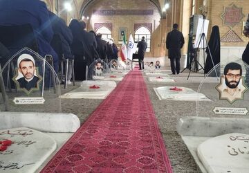 گرامیداشت هفته امور تربیتی در کنار مزار شهدای ۷۲ تن