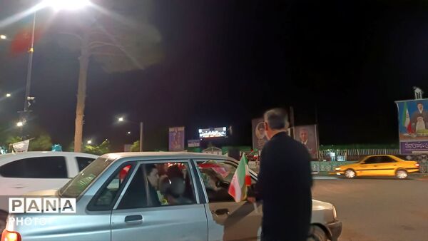 توزیع پرچم جمهوری اسلامی ایران و پوستر امام شهید در کاشمر 