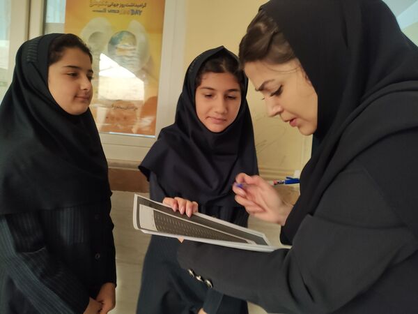 اجرای طرح سلامت دهان و دندان و فلوراید تراپی در مدرسه مریم بهارستان دو 