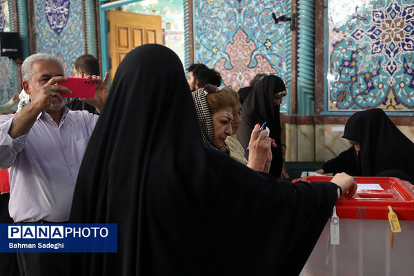 مرحله دوم انتخابات چهاردهمین دوره ریاست‌ جمهوری در حسینیه ارشاد