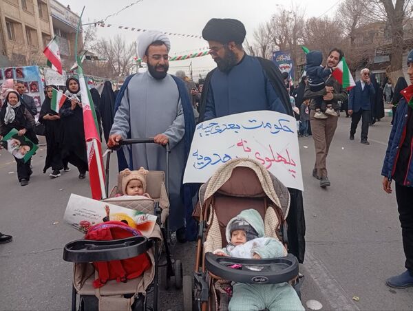 جلوه‌هایی از حضور پرشور دهه نودی‌ها در راهپیمایی ۲۲ بهمن در یزد