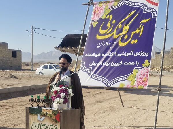 آیین کلنگ زنی پروژه آموزشی ۹ کلاسه هوشمند خیری روستای بهادران مهریز