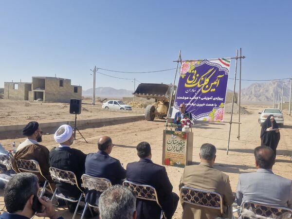 آیین کلنگ زنی پروژه آموزشی ۹ کلاسه هوشمند خیری روستای بهادران مهریز