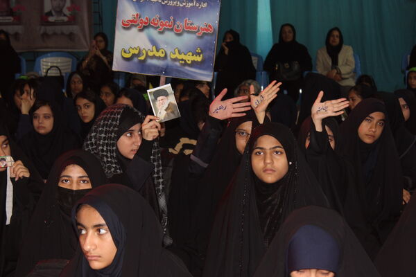حضور پررنگ دانش‌آموزان دختر در آیین فاطمیون کرمان