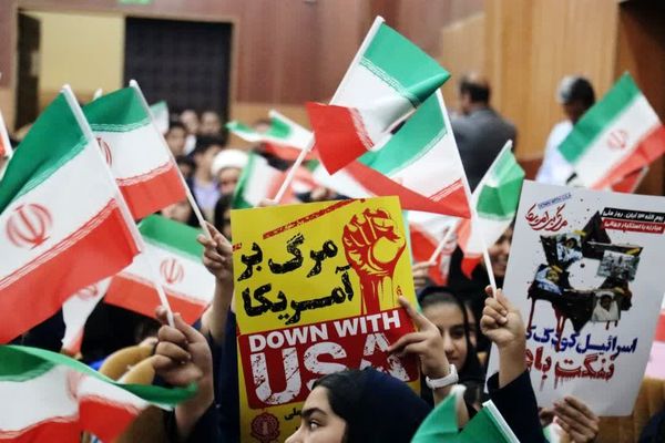 تجمع دانش‌آموزان آموزشگاه‌های شمال غرب شیراز در روز دانش‌آموز