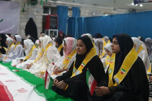 اعتکاف دانش‌آموزی با توزیع بسته «ایرانمون»