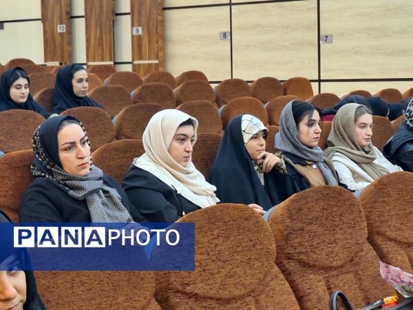 گرامیداشت معلمان و فارغ‌التحصیلان در دبیرستان شهید بابایی