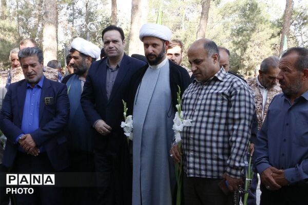 غبارروبی و گلباران مزار شهدای صفادشت همزمان با هفته دفاع مقدس