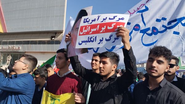 برگزاری مراسم راهپیمایی سیزده آبان با حضور دانش‌آموزان و مسئولین در ملارد