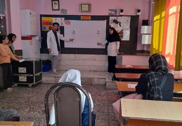 غربالگری سلامت دانش آموزان توسط گروه جهادی شهید کاظمی آشتیانی 