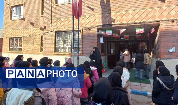 تجدید میثاق دانش‌آموزان منطقه پردیس با مقام معظم رهبری در یوم الله نهم دی‌ماه 