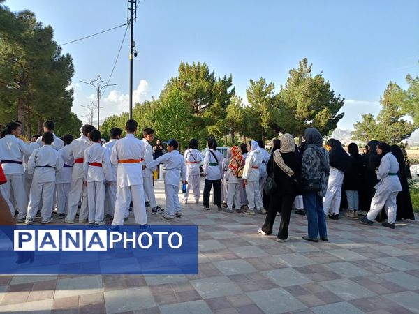 قدم هایی به عشق معلمان