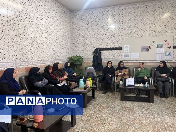 برگزاری کارگاه آموزشی بازی و یادگیری در جمع همکاران دبستان هیات امنایی ملاصدرا 