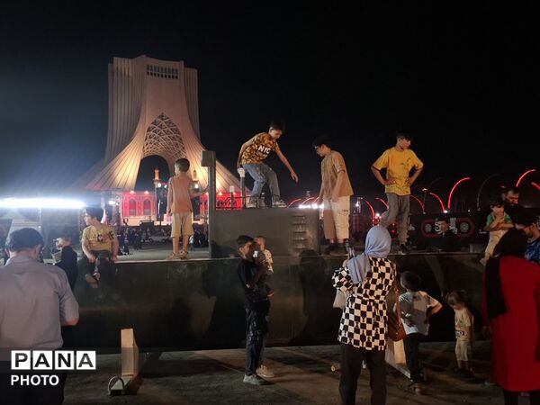 آشنایی نوجوانان با اصول اولیه کار با سلاح در غرفه «شهر کودک و نوجوان حسینی» محرم‌شهر
