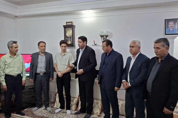 دیدار نماینده مردم خدابنده با نوید کردلو رتبه برتر کنکور ۱۴۰۴