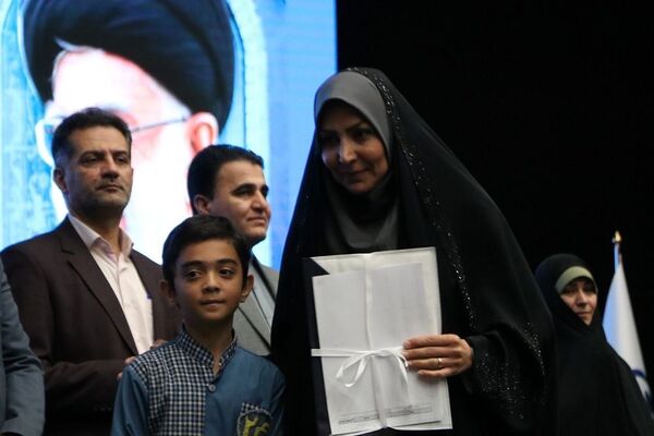 تقدیر از دانش‌آموزان برتر حوزه فرهنگی و هنری در آموزش و پرورش ناحیه یک شهرری