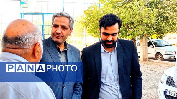 فرماندار کاشمر از سالن و چمن مصنوعی روستای قوژد بازدید کرد