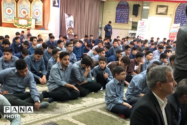 اقامه اولین نماز ماه مهر در دبیرستان حکمت نبوی ناحیه دو شهرری 