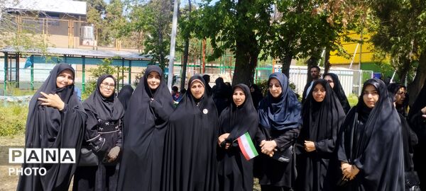 حضور فرهنگیان و دانش‌آموزان منطقه ۱۰ در مراسم چهلم شهدای دانش‌آموز شهر میناب