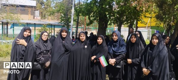 حضور فرهنگیان و دانش‌آموزان منطقه ۱۰ در مراسم چهلم شهدای دانش‌آموز شهر میناب