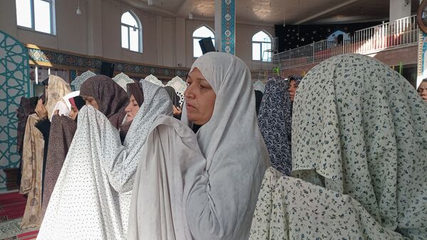 حضور مسئولان میان معتکفین مدرسه تمام تشکیلاتی پیشتازان صدرا متوسطه اول در اختتامیه اعتکاف 