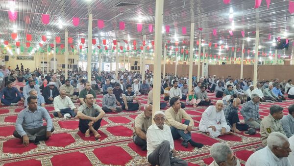 تجمع نمازگزاران نماز جمعه قشم در روز خشم و نصر