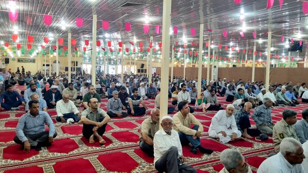 تجمع نمازگزاران نماز جمعه قشم در روز خشم و نصر