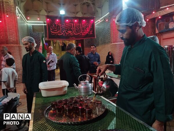 خدمت رسانی چایخانه حضرت زهرا(س)در صد و پنجاه و دومین شب 