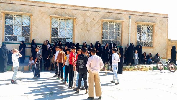 توزیع لوازم التحریر به کودکان نیازمند در روستای سراب غضنفر نورآباد
