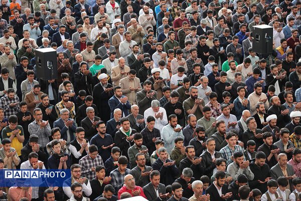 اقامه نماز عید فطر به امامت مقام معظم رهبری