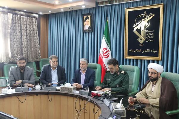 دیدار جمعی از دانش‌آموزان اشکذری و مسئولان آموزش و پرورش با فرمانده سپاه الغدیر 