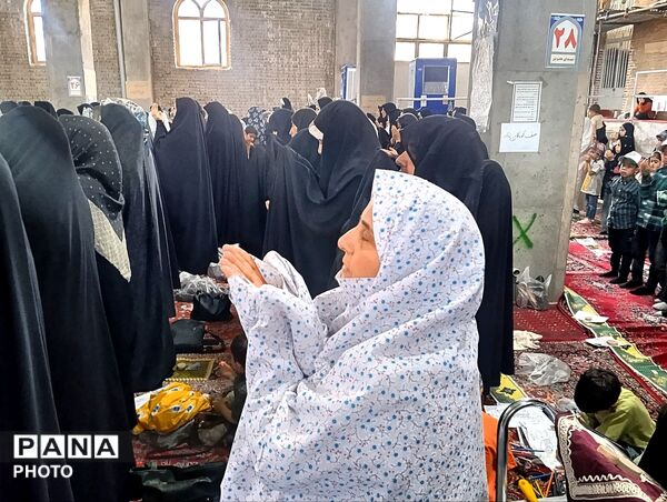 از پیر تا دانش آموز در نماز جمعه نیشابور حضور دارند-۱