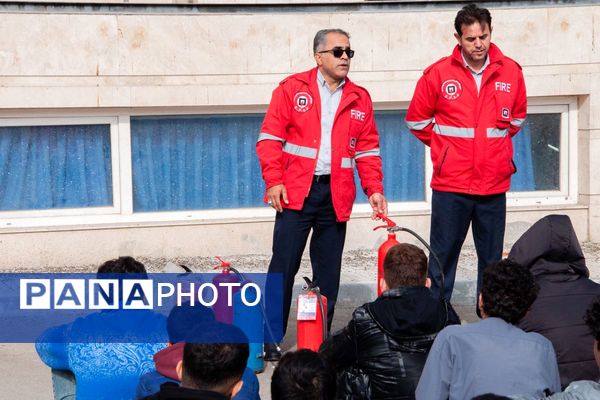 جلسه آموزشی ایمنی و اطفا حریق در مدرسه فرزندان میهن اسلامشهر