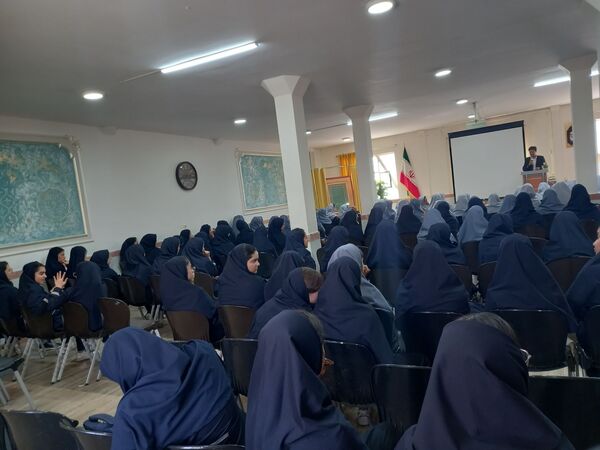 حضور آتش نشان به مناسبت وز آتش نشان و ایمنی در مدرسه نمونه دولتی وکیلی ۱۰