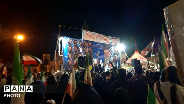پنجاه وچهار شب در میدان پای کار ایران